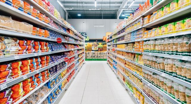scaffali del supermercato riforniti di cibi processati
