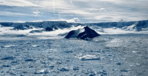 Il ghiacciaio Thwaites a sinistra e il ghiacciaio Green a destra, fotografati nel 2024, con l'Hektoria della metà delle dimensioni di due anni prima.