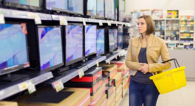 donna che fa shopping per una tv