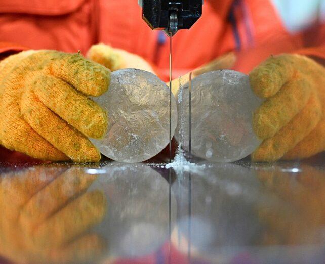 Mani guantate con due nuclei di ghiaccio