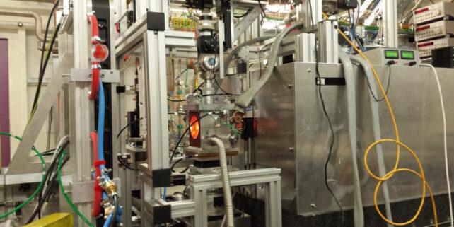 Immagine di macchine utilizzate in esperimenti di fisica per simulare le condizioni del nucleo interno della Terra
