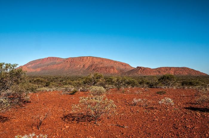 Una gigantesca roccia, chiamata Monte Augustus, nel deserto dell'Australia occidentale Una gigantesca roccia, chiamata Monte Augustus, nel deserto dell'Australia occidentale