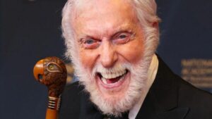 primo piano immagine ad alto contrasto di Dick Van Dyke che sorride ai 51esimi Daytime Emmys Awards