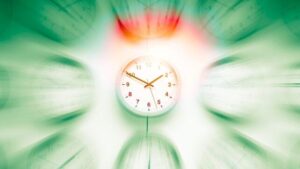 Un orologio centrale a fuoco circondato da orologi sfocati