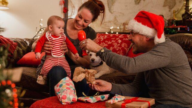 Famiglia nel giorno di Natale