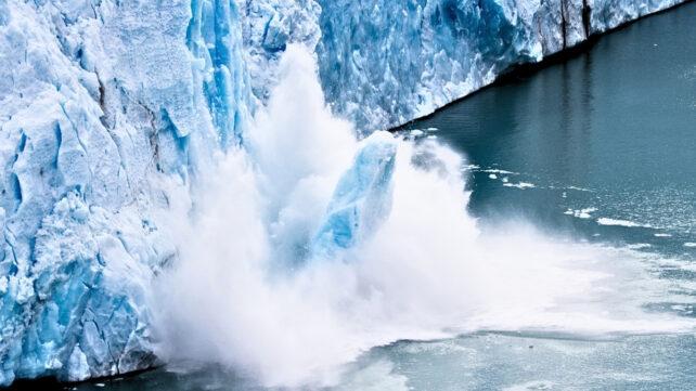 ChunkDramaticallyFallingOffPeritoMorenoGlacierArgentina-642x361-1.jpg