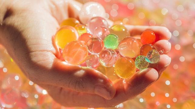 Palline colorate in una mano a coppa