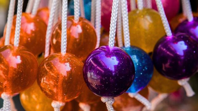Palline colorate su un filo