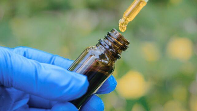 Dropper-above-amber-bottle-in-gloved-hand-642x361-1.jpg