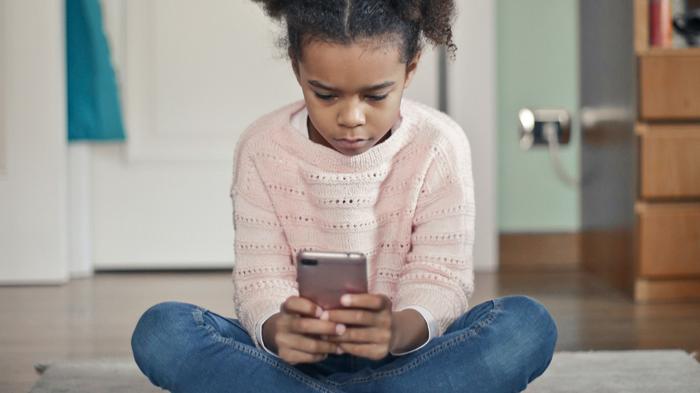 Giovane bambino con un telefono