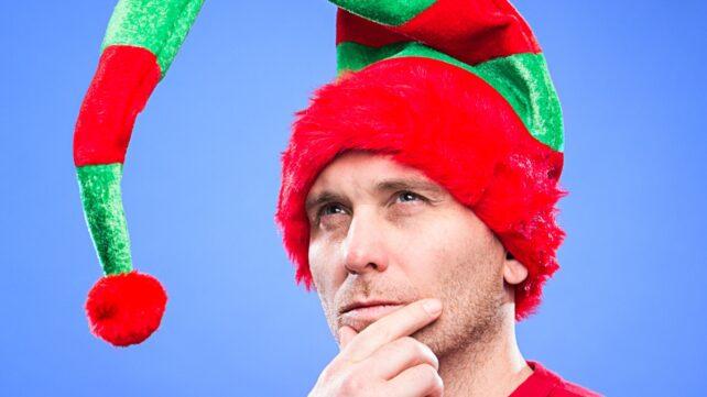 Uomo che indossa un cappello da elfo verde e rosso
