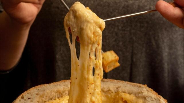 MeltedCheeseInACobLoaf-642x361-1.jpg