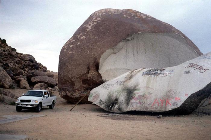 Giant Rock, con un camioncino per scala. Giant Rock, con un camioncino per scala.