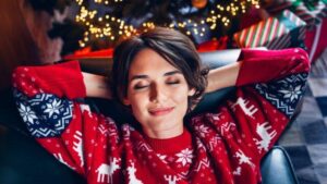 Donna che dorme vicino all'albero di Natale