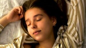 donna che dorme sulla schiena