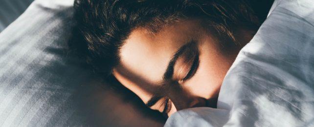 Donna che dorme sotto la coperta
