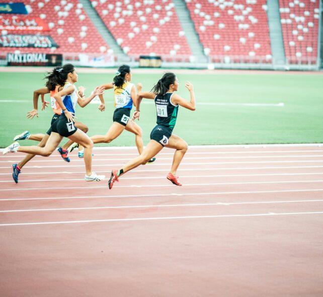 Donne che corrono in una gara su una pista di atletica