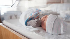 Un neonato in ospedale.