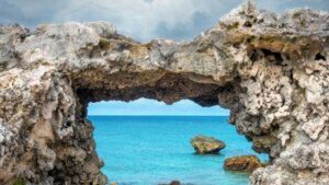 Archi naturali e tunnel tra le formazioni rocciose di Tobacco Bay, Isola di St. George, Bermuda, Territorio britannico d'oltremare, Regno Unito