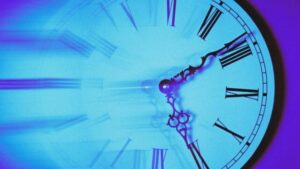 orologio blu sfocato