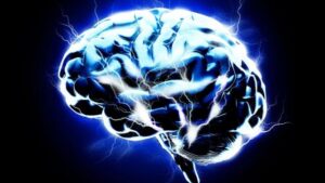 cervello che frizza di energia su uno sfondo nero