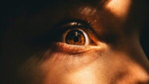 primo piano dell'occhio di una persona