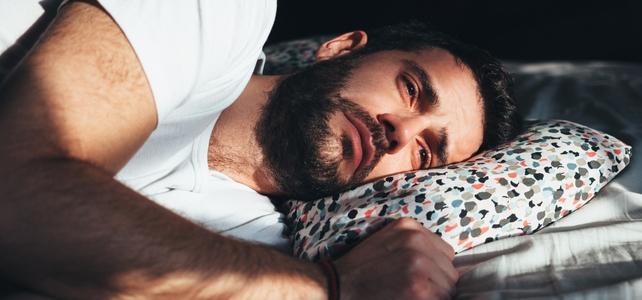 uomo sdraiato su un cuscino