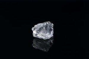 Un diamante su una superficie nera