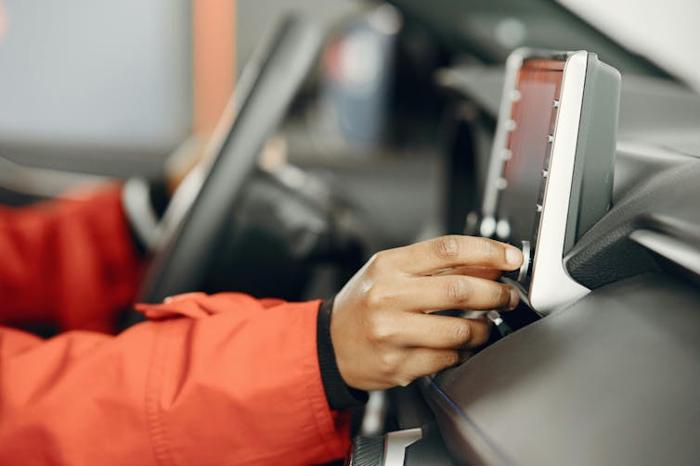 Persona che regola il proprio stereo dell'auto
