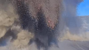 La cenere e la lava fluiscono nell'aria a causa di un'eruzione vulcanica