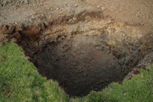 Un grande buco nel terreno sulla Terra.