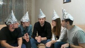 Teorici della cospirazione idioti che indossano cappelli di alluminio
