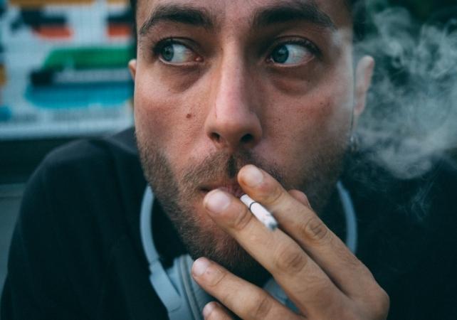 uomo che fuma