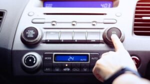 persona che ascolta la radio dell'auto