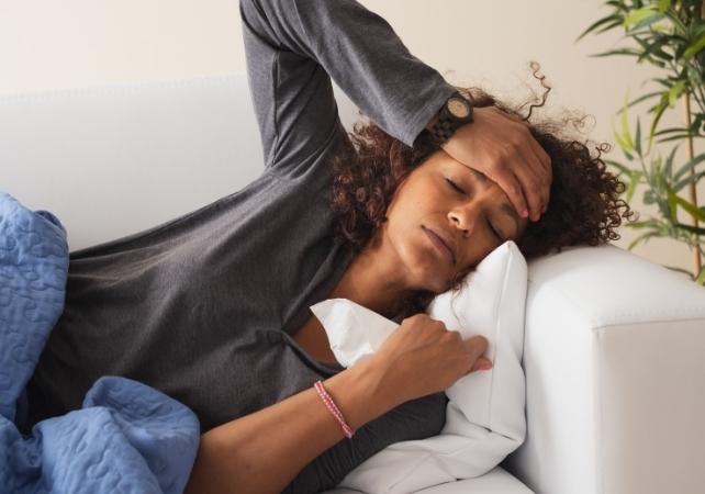 persona con l'influenza su un divano