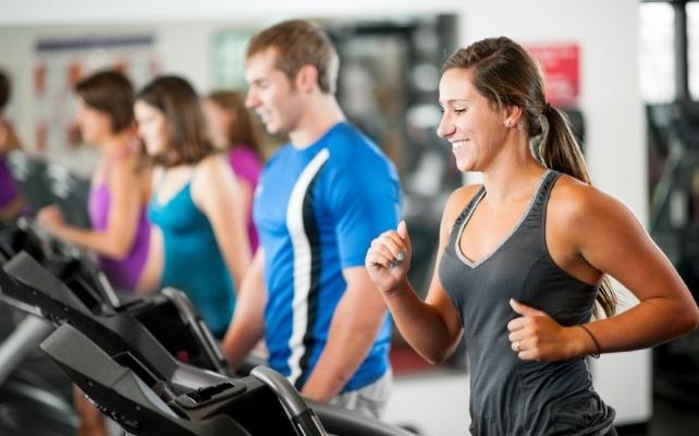 persone che corrono in palestra