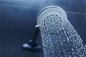 Doccia con acqua fredda che esce.