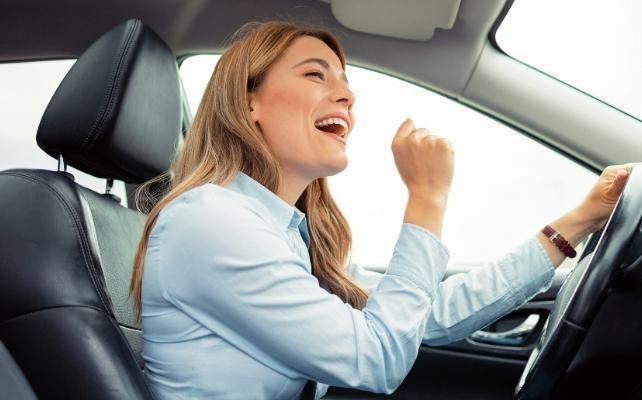 donna che canta nella sua auto