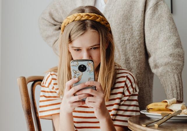 adolescente al telefono