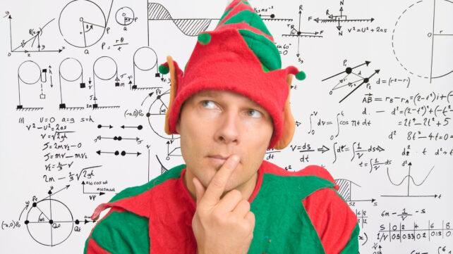 uomo in un costume da elfo che pensa di fronte a una lavagna bianca di simboli matematici