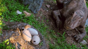 un genitore dinosauro protegge le sue uova