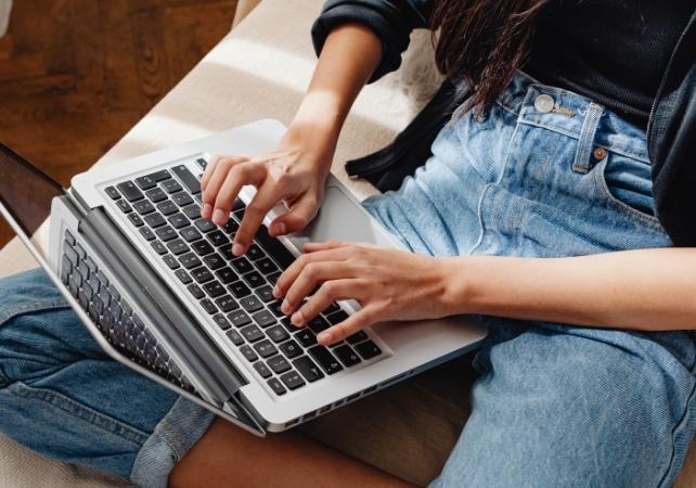 donna che digita su un laptop