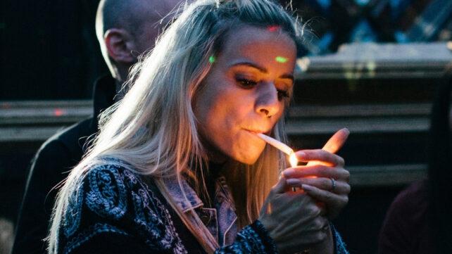 donna che fuma cannabis
