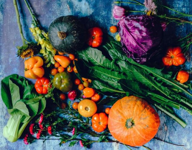 Varietà di verdure su uno sfondo blu