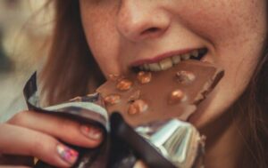 Primo piano di donne che mangiano cioccolato