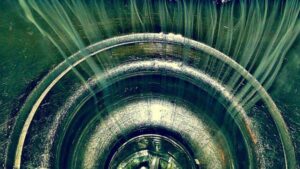 Primo piano di uno scarico del lavandino con qualcosa di verde