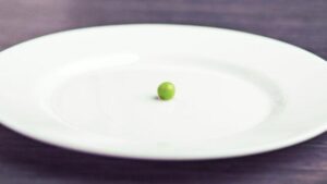 Un pisello su un grande piatto bianco