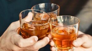Tre persone che brindano con bicchieri di bevanda