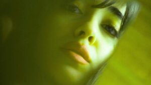 Il volto di una donna con una tonalità verde