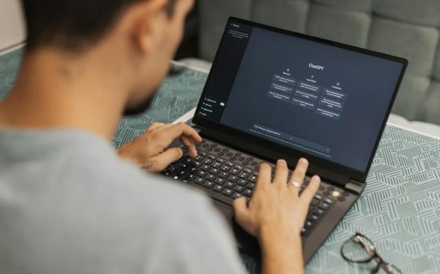uomo con chatgpt sul suo laptop